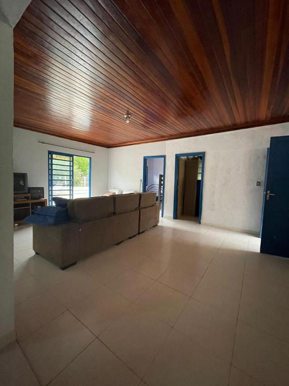 圣路易斯-杜帕赖廷加Chácara Recreio São Luiz do Paraitinga的带沙发和木制天花板的客厅