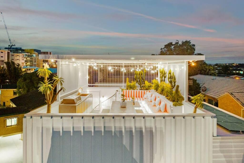 黄金海岸Palm Paradise: Luxury Villa Escape by the Beach的白色房子,屋顶上用白色窗帘