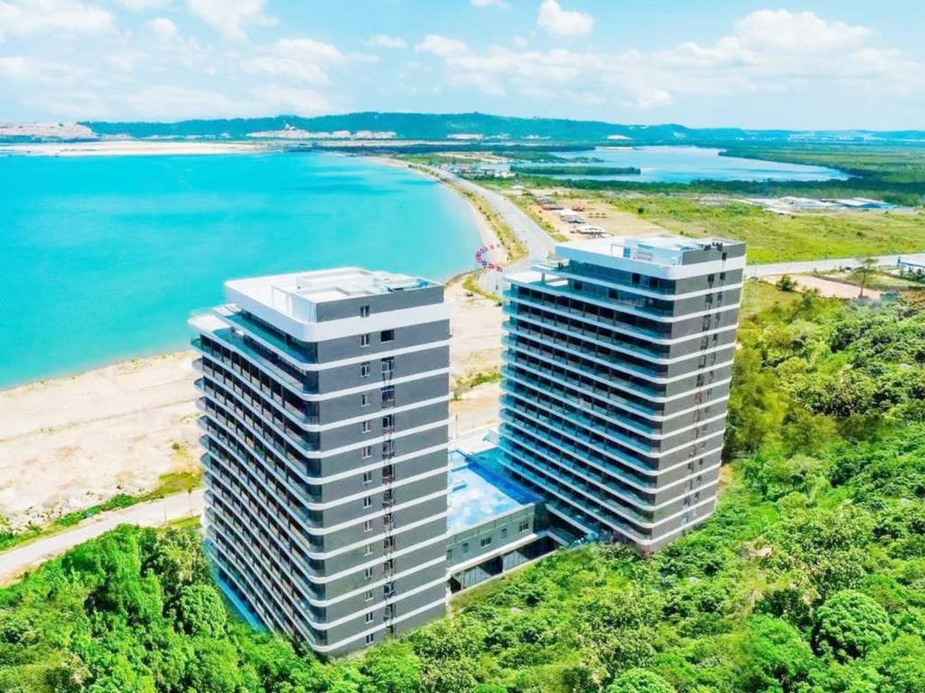 Platinum Coast Hotel and condominium的海滩旁建筑物的空中景观
