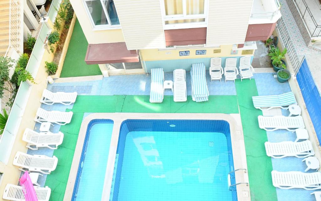 阿拉尼亚克列奥帕特拉海滩伊尔迪兹酒店 的享有带草坪椅的游泳池的空中景致