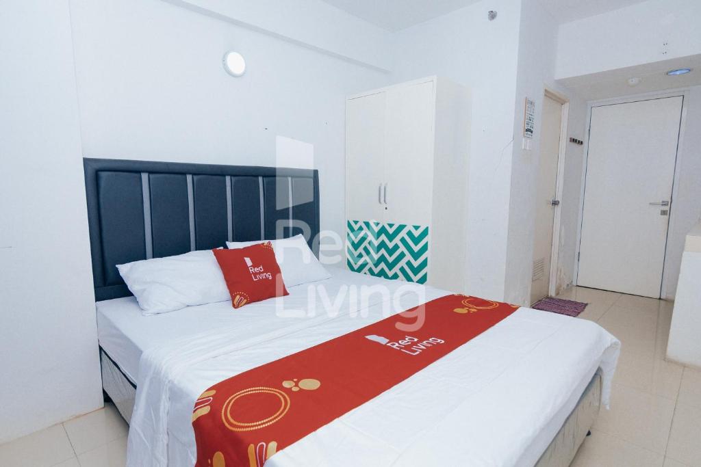 加拉旺Redliving Apartemen Grand Sentraland - AT Properti Tower Pink的一间卧室,卧室内配有一张大床