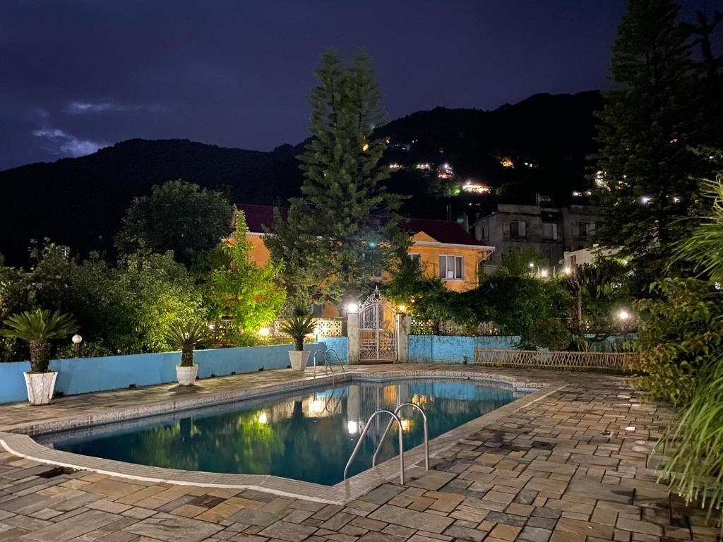 BurhānilkanthaInitial Cold Lodge的夜间在院子里的游泳池