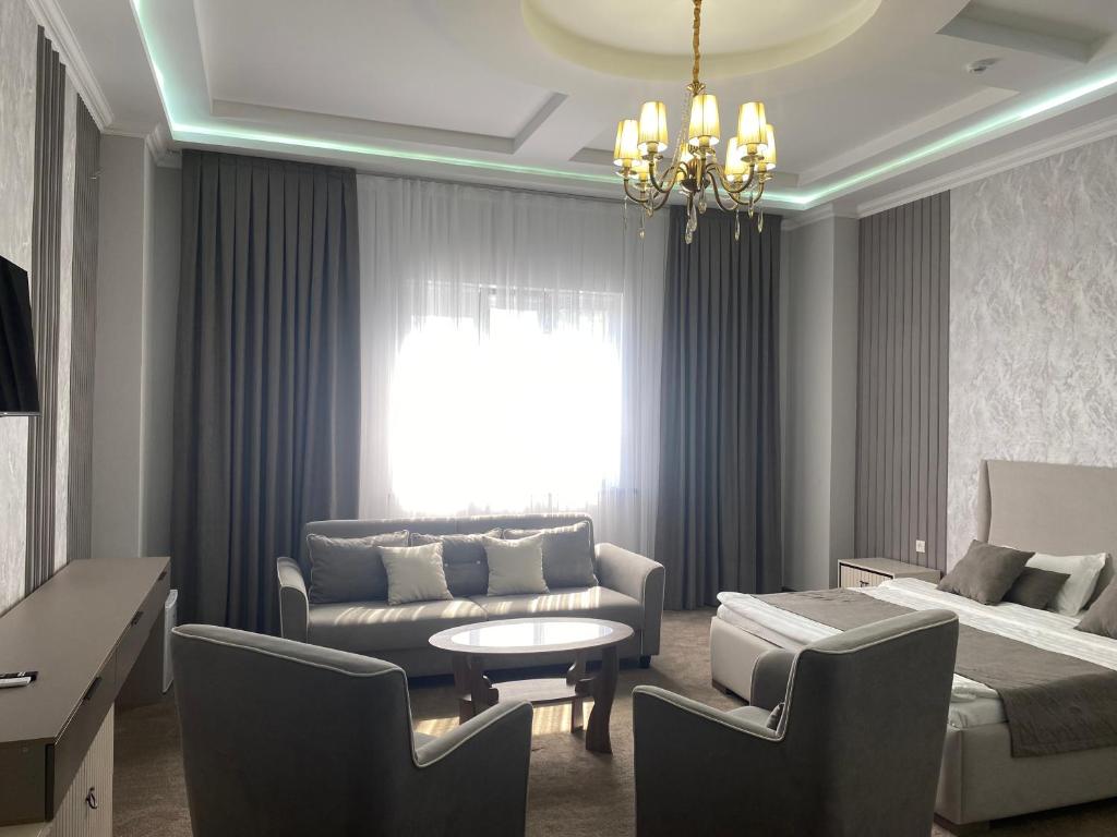 塔拉兹IMPERIAL的客厅配有沙发和1张床