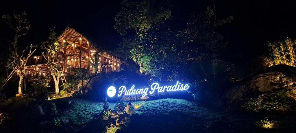 Hương Bá ThướcPu Luong Paradise的夜间有阿纳海姆天堂的标志