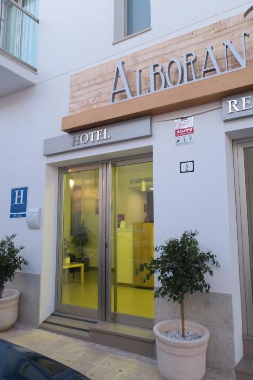 卡沃内拉斯Alboran hotel的带有在Aario酒店读取标志的酒店入口