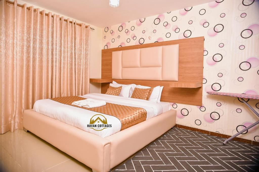 纳库鲁Havan Furnished Apartment-Milimani N9的一间酒店客房,设有两张床和电视