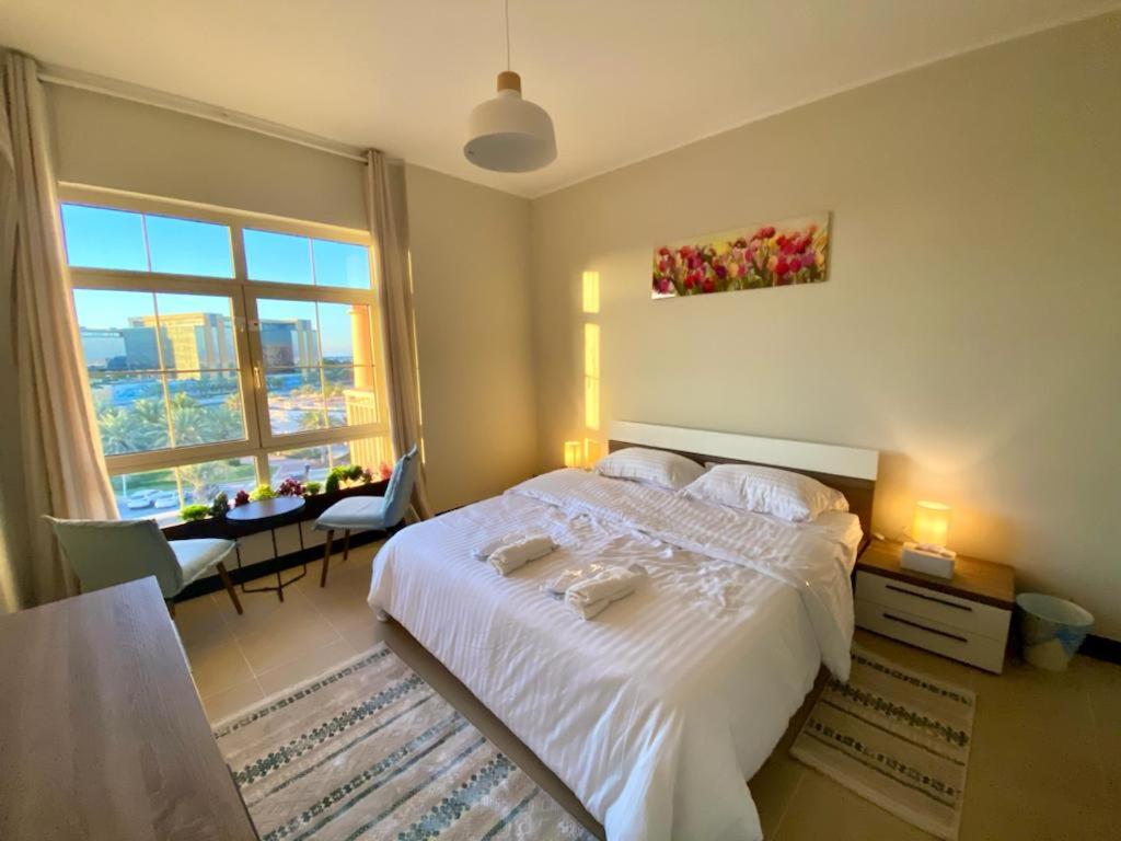 阿卜杜勒国王经济城Marina Deluxe 2, family only的一间卧室配有一张床、一张桌子和一个窗户。