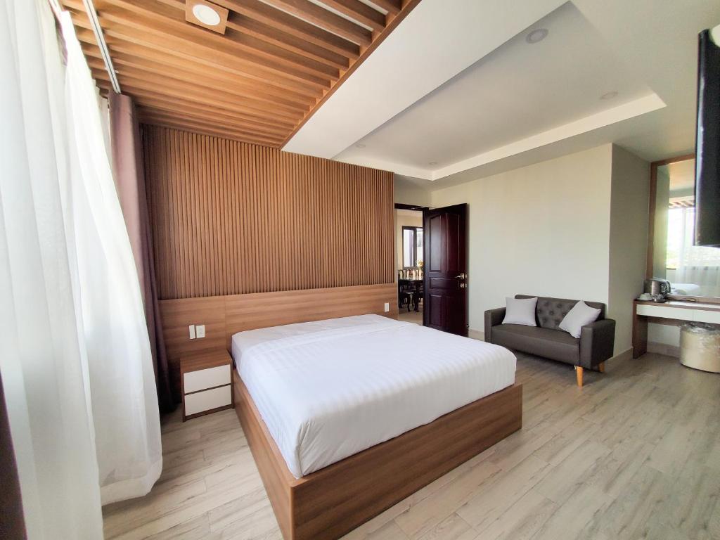 胡志明市Mother's Home的一间卧室配有一张床和一把椅子