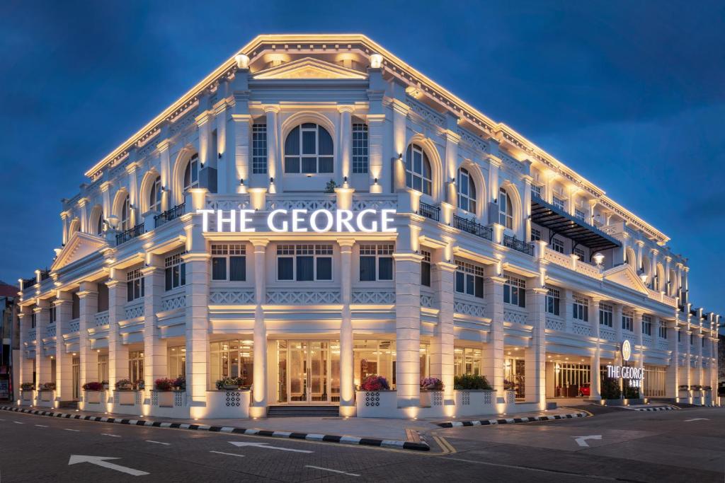 乔治市乔治酒店的一座白色的大建筑,上面有标志