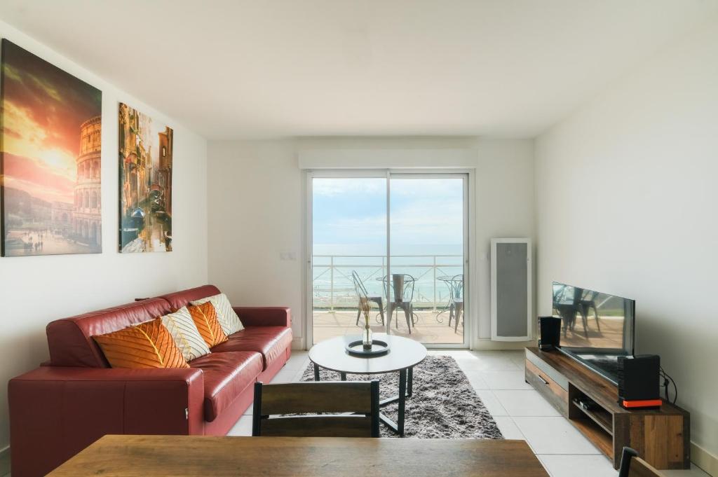 拉卡诺奥肯Appartement - vue exceptionnelle的客厅配有沙发和桌子