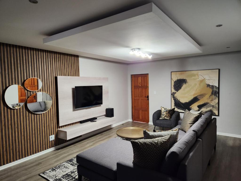 内尔斯普雷特Villa Casa Lifestyle的带沙发和电视的客厅