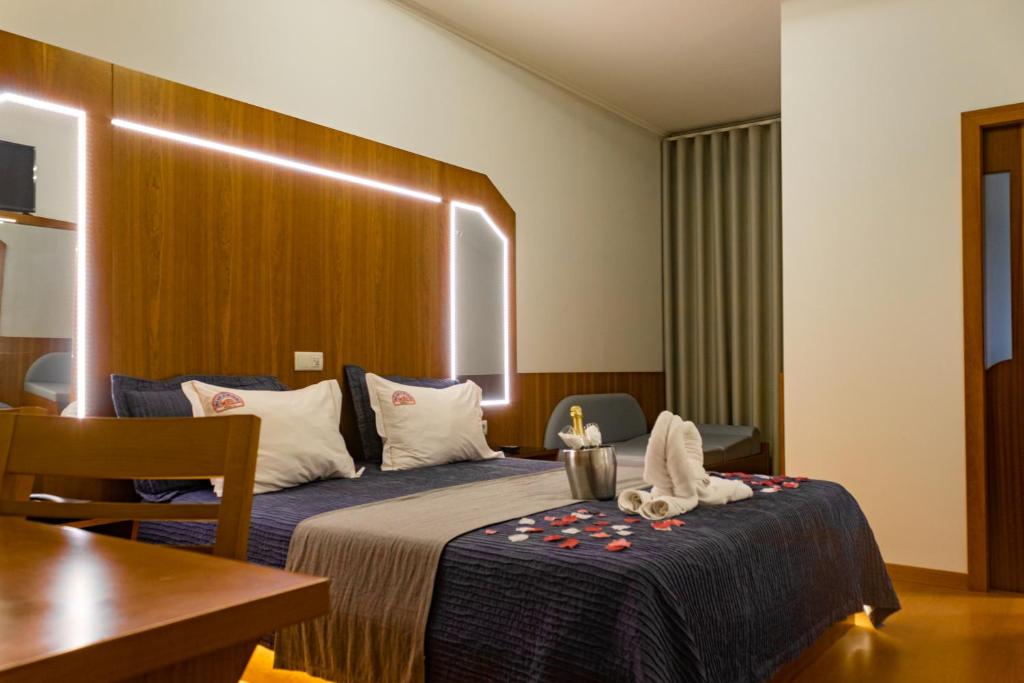加亚新城Motel Paraíso do Braseiro的酒店客房配有一张床铺和一张桌子。