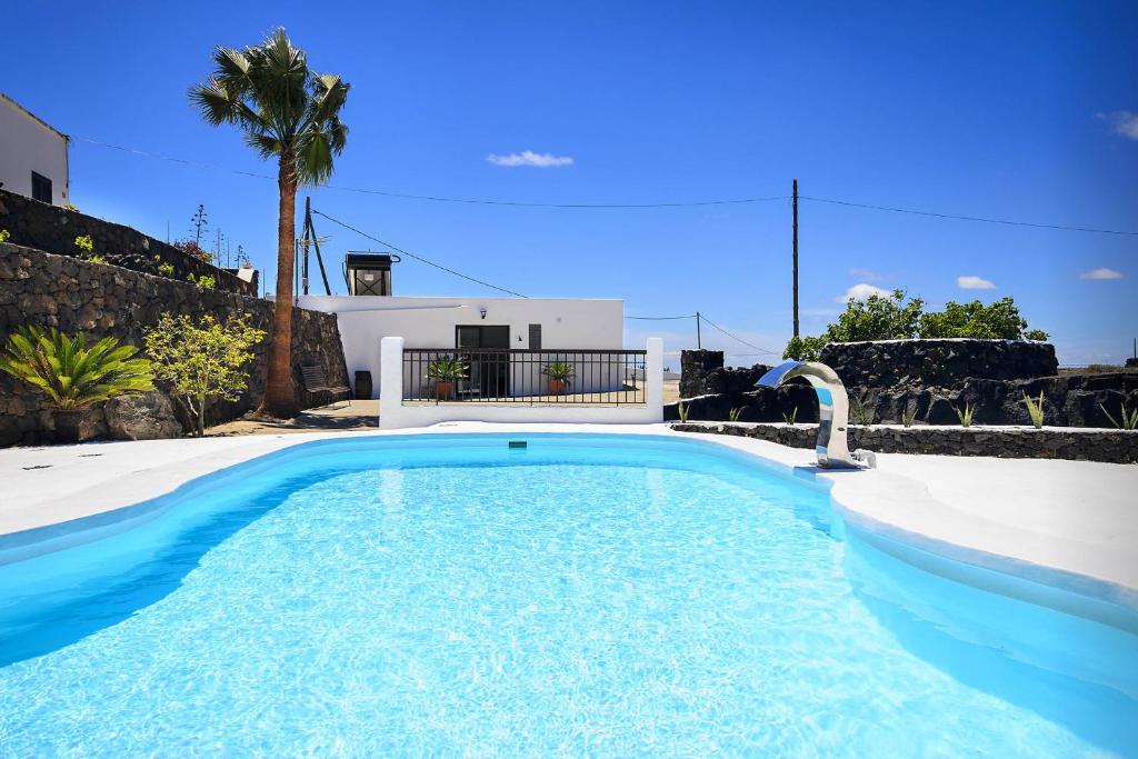 马赫Peñas Blancas的一座带房子的庭院内的大型游泳池