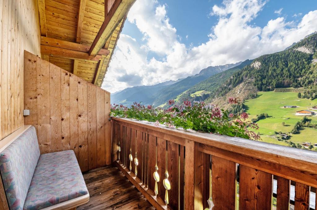 卡迪皮特拉Glocklechnhof Sonnenschein的阳台设有长凳,享有山景。