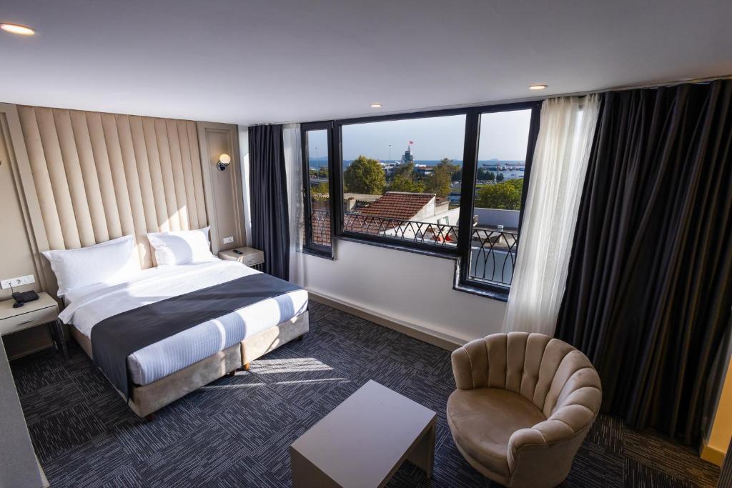 伊斯坦布尔Moss Hotel YENİKAPI的酒店客房设有一张床和一个大窗户