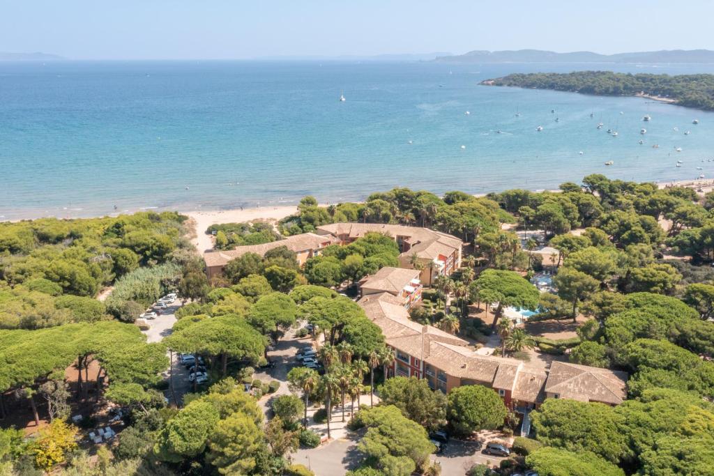 耶尔拉匹内德皮里埃瓦卡斯住宅酒店的海滩旁公园的空中景致