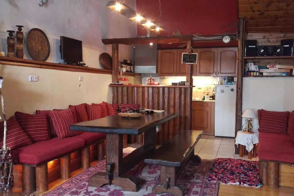 蒂米萨那Traditional House in Dimitsana的一间带桌子和沙发的客厅以及一间厨房。