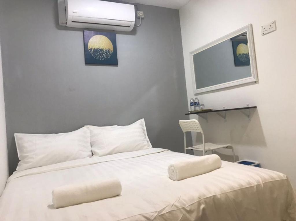 拉布安Hotel Seroja的一张白色的床,上面有两个枕头