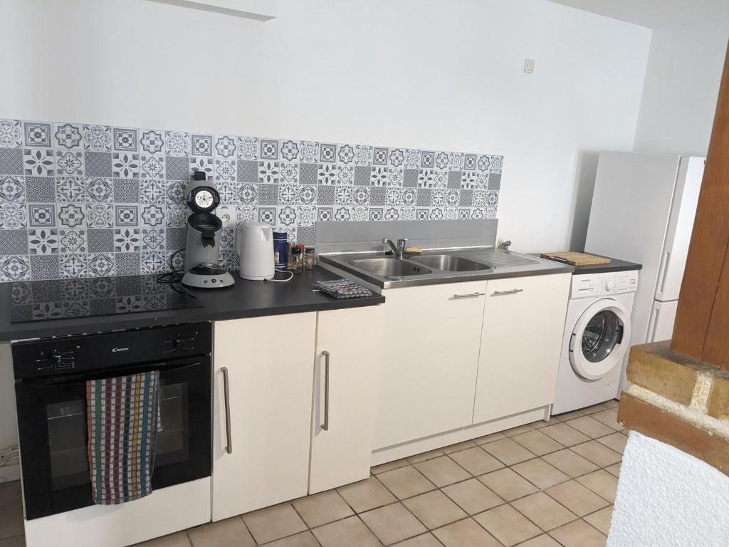 Saint-Brisson-sur-LoireLa rose des vents的厨房配有水槽和洗衣机