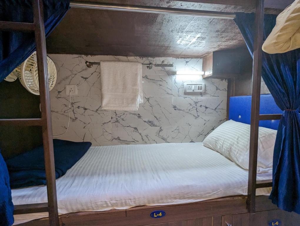孟买Ayala PG Dormitory的一间卧室配有两张双层床。