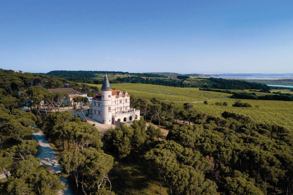 纳博讷Château Capitoul的城堡的空中景观