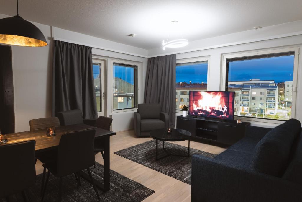 罗瓦涅米Apartment Malla的客厅配有电视、沙发和桌子