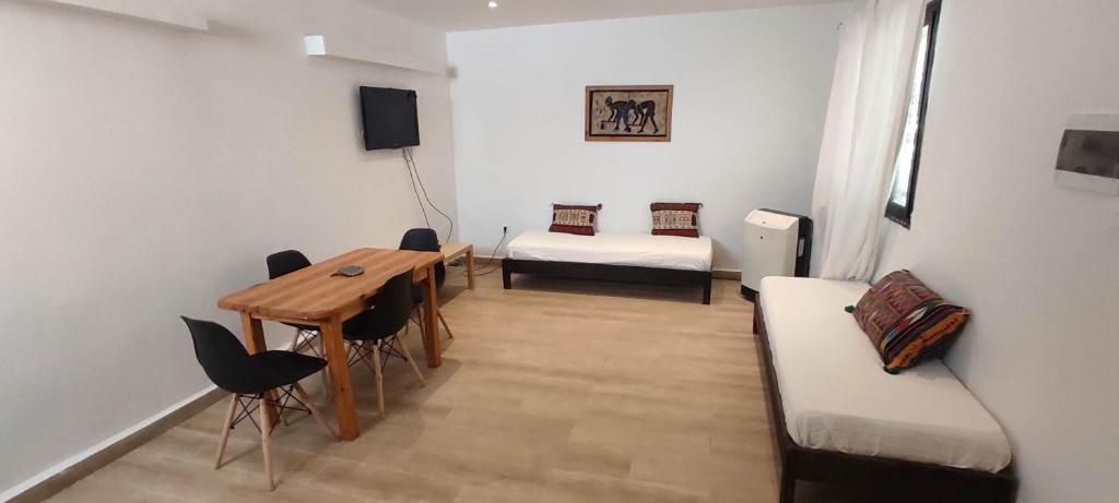 安纳巴F2 duplex plages et promenades的一间设有桌子、一张沙发和一张床的客房