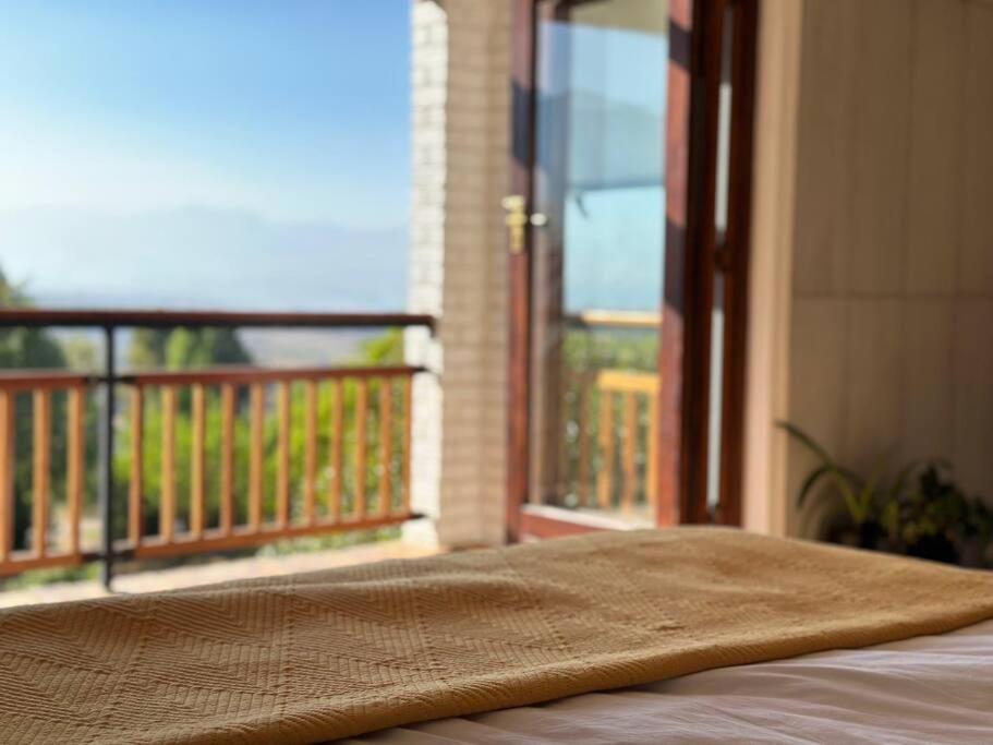 克拉伦斯Clarens Tranquil Mountain Villa的阳台前床的毯子