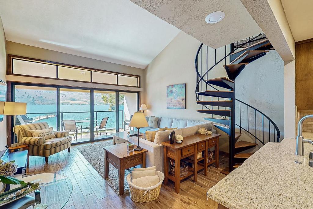奇兰Lake Chelan Shores: Sandy Beach Delight #1-5的客厅位于房子内,设有螺旋楼梯