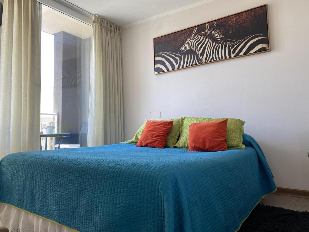 洛斯安赫莱斯Departamento Sor Vicenta的一间卧室配有蓝色的床和两个枕头