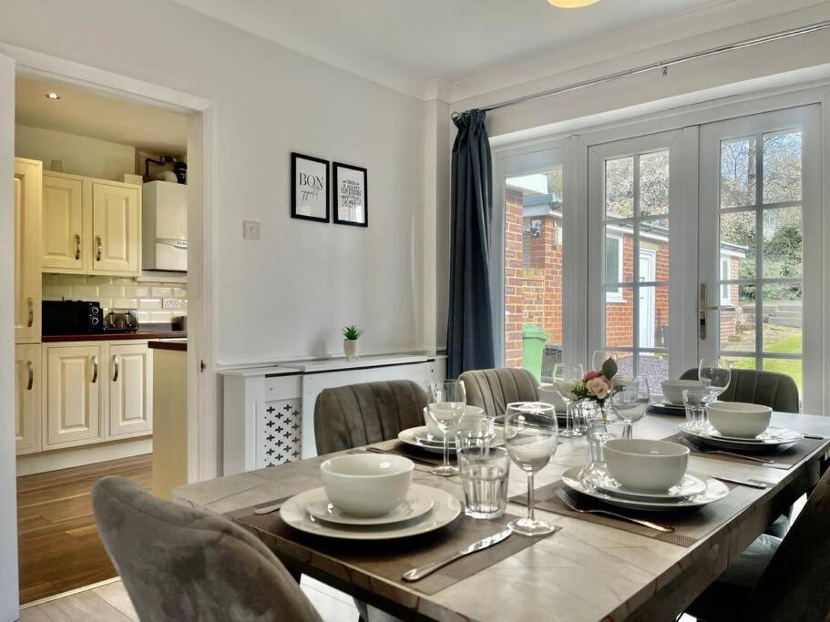 齐格威尔London Home - Free Parking - Contractor - Leisure的一间带桌椅的用餐室和一间厨房