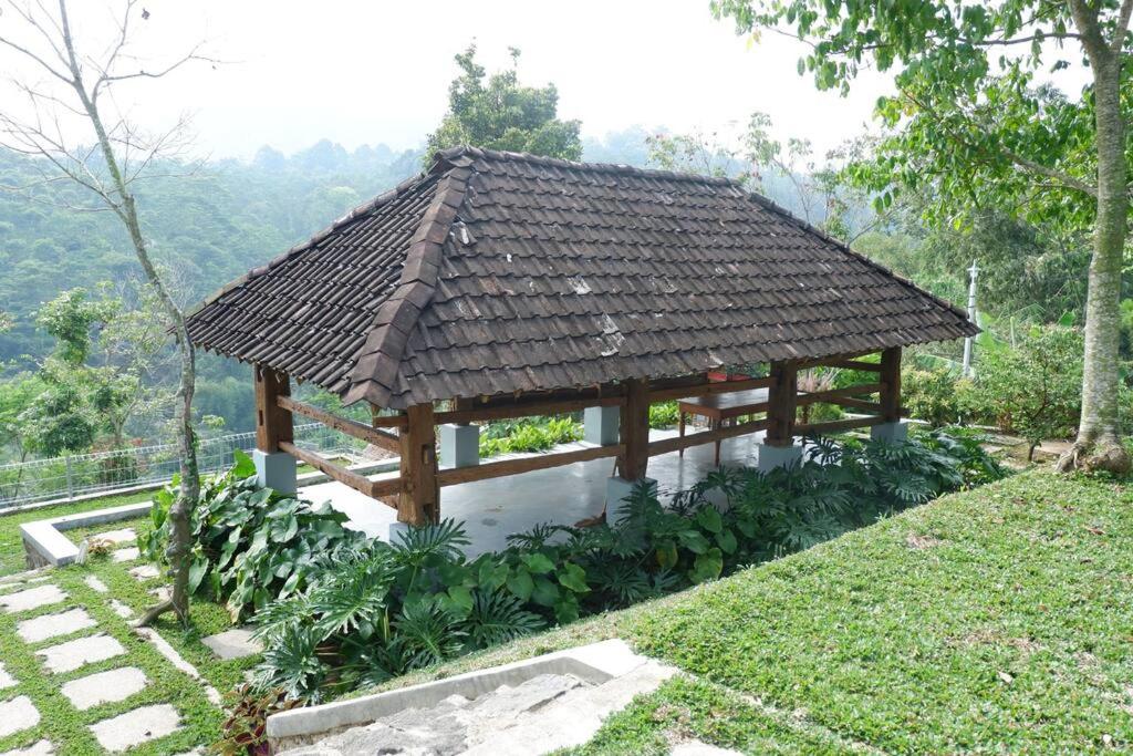 梭罗Omah Pinaringan的山坡上带屋顶的木凉亭