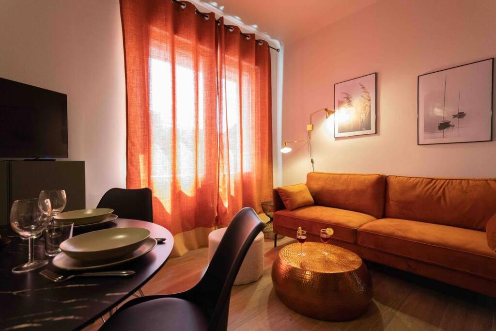 阿格德Appartement T3 la perle verte的客厅配有沙发和桌子