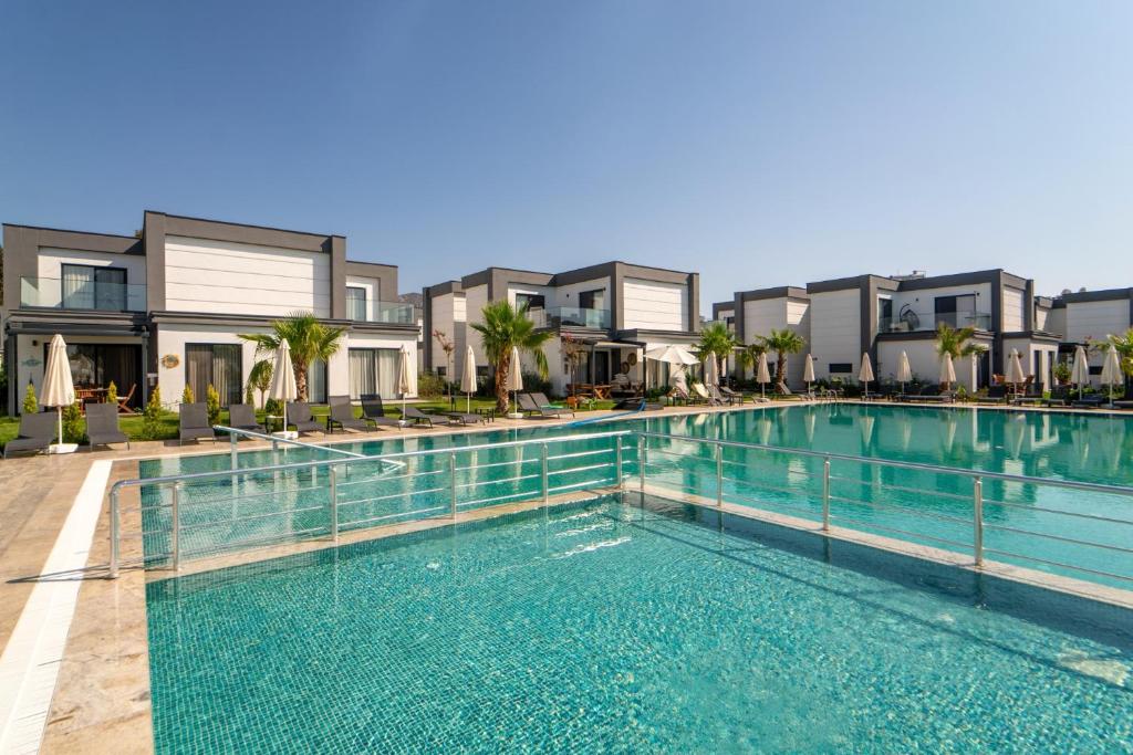 图尔古特雷斯Seaside Serenity in Bodrum: Luxury Retreat w View的部分公寓前方设有游泳池。
