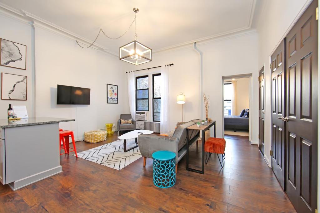 布鲁克林Serenity Park Slope - Entire Brownstone apt.的公寓设有客厅和用餐室。