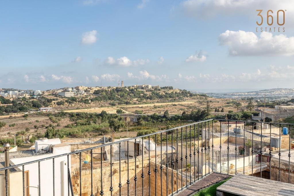 拉巴特A 3BR characteristic home in Rabat with lovely views by 360 Estates的阳台享有城市美景。
