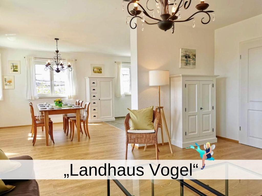 瓦瑟堡Landhaus Vogel - helle und lichtdurchflutete Maisonette-Ferienwohnung的用餐室和带餐桌的客厅