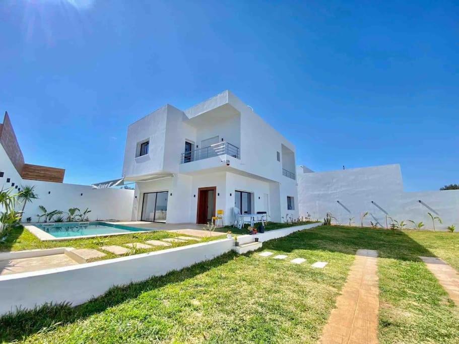 哈马马特Dar Selima by Amin BenSassi的一座带游泳池的大型白色房屋