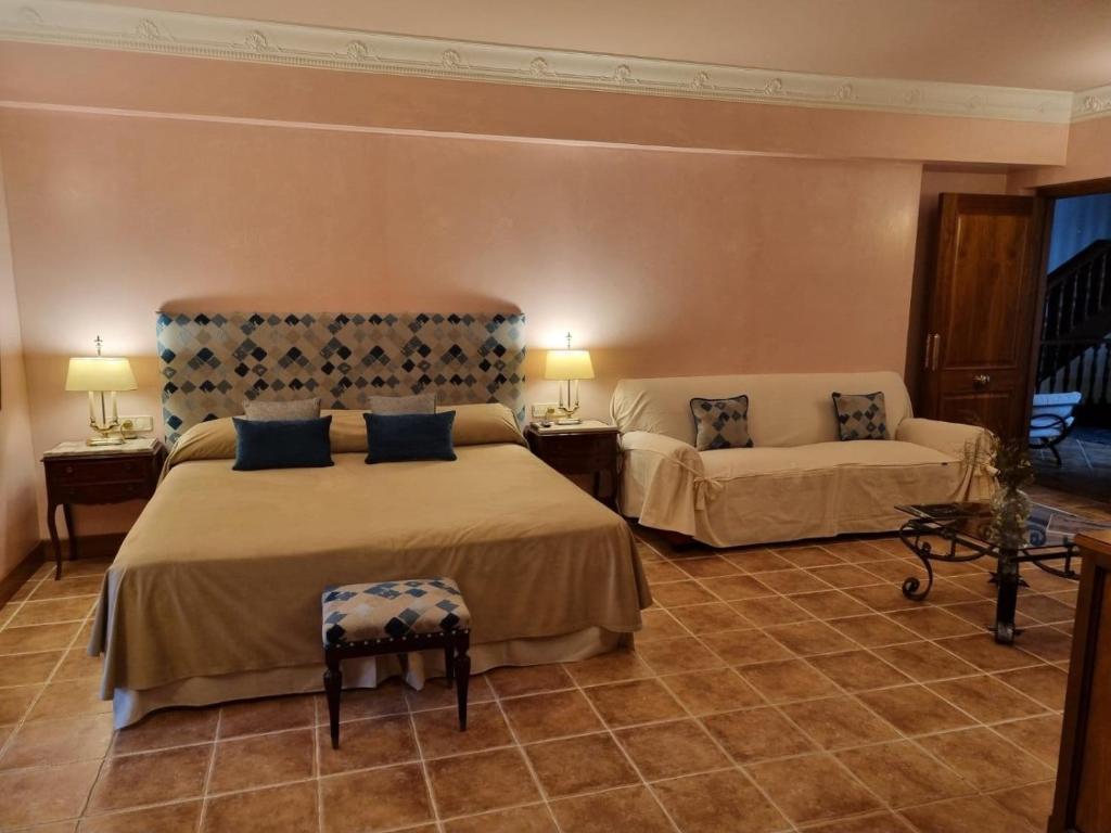 米拉弗洛迪拉希Palacio de Miraflores的酒店客房,设有两张床和一张沙发