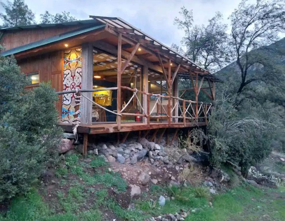 GuayacánArte Vitral Lodge - 4camas- aislada- terrazas -vista - piscina-sauna的山丘上带甲板的木屋