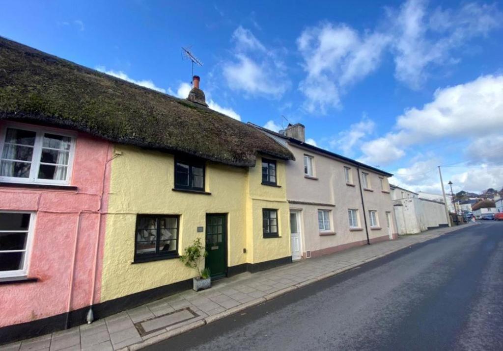 HatherleighLemon Cottage的街上一排色彩缤纷的房屋