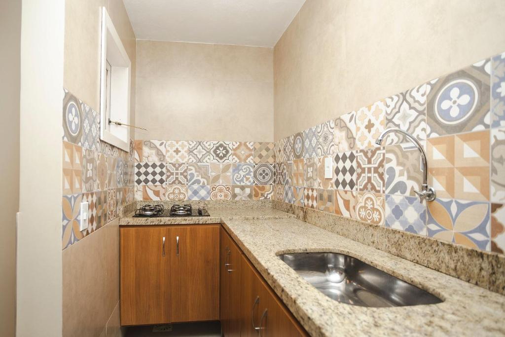 布希奥斯Solar da Teresa的浴室设有水槽,墙上铺有瓷砖。