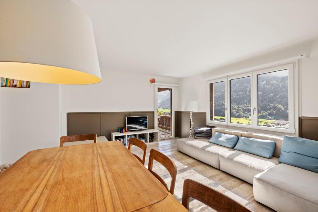英格堡Sunny Design Chalet in Engelberg with spectacular view on Mount Titlis的客厅配有桌子和沙发