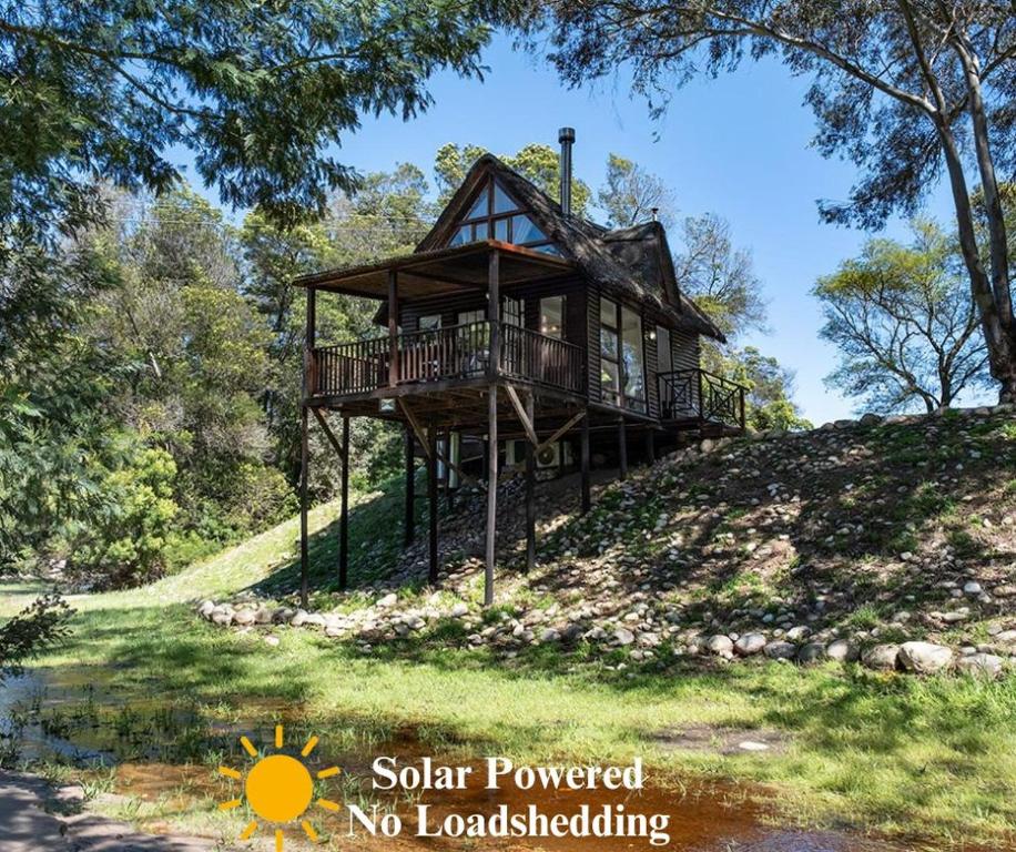 弗朗斯胡克La Ferme Guest Farm的山丘上的房子,用太阳能供电,没有景观