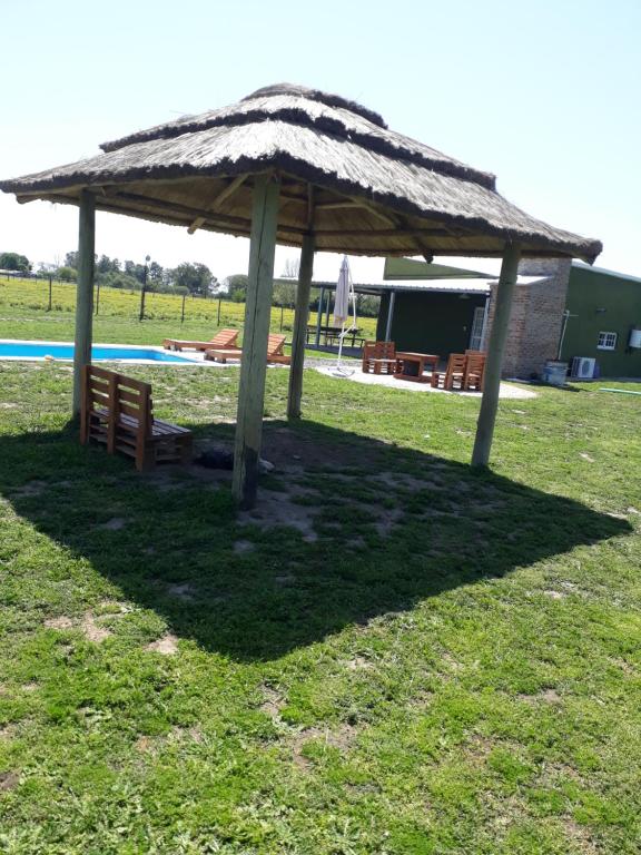 圣安东尼奥德阿雷科El retiro, casa de campo的游泳池旁草地上的大型遮阳伞