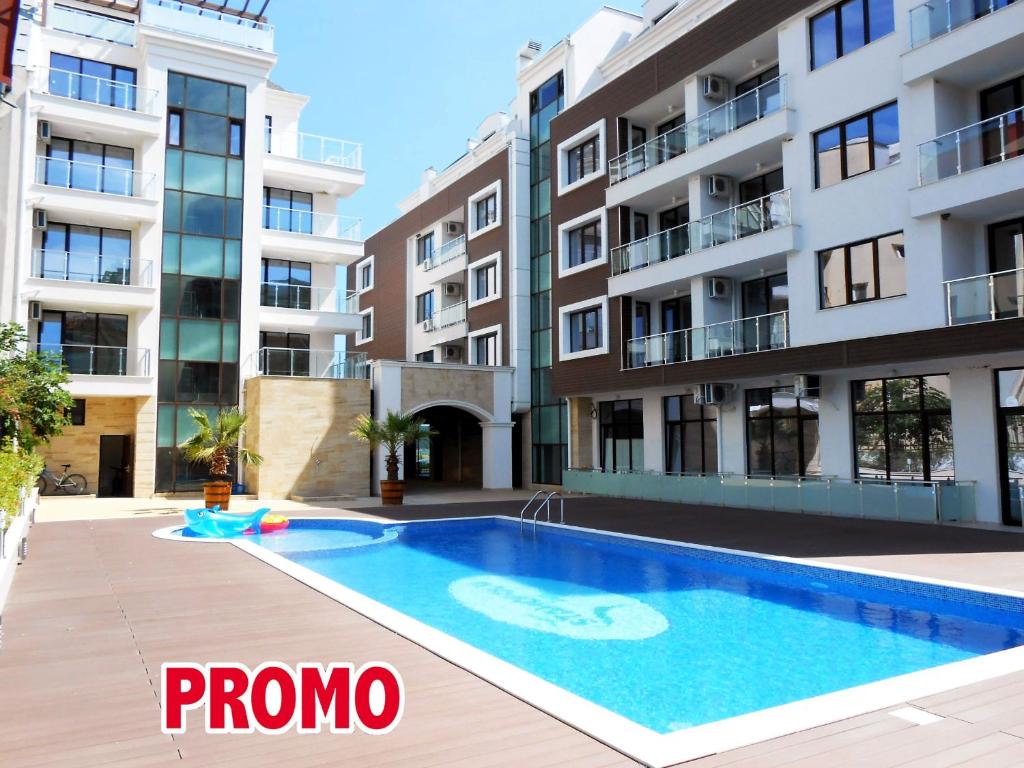 普里莫尔斯科Apartments Stamopolu Lux with pool view的大楼前带游泳池的公寓