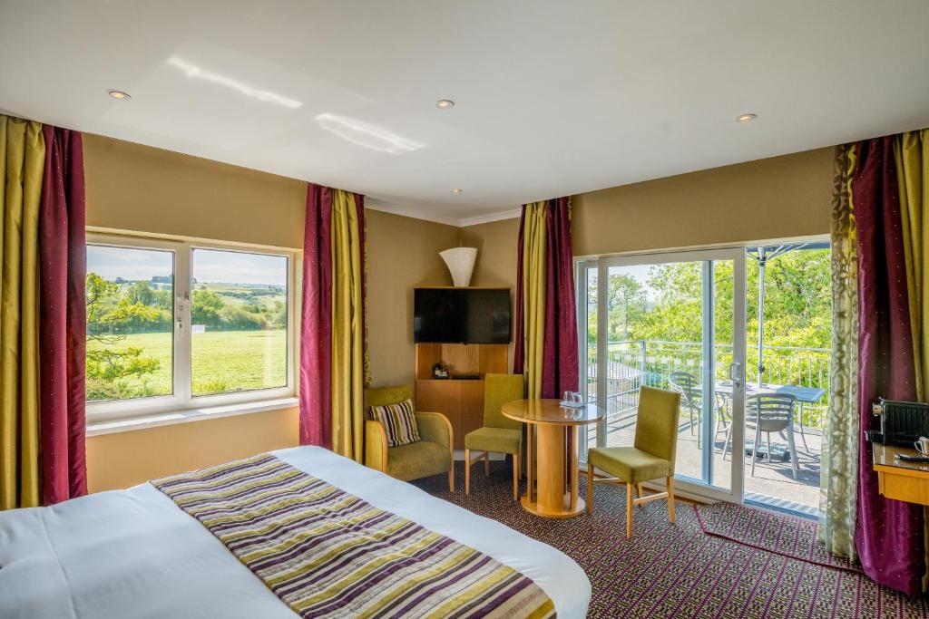 兰代洛耕地旅馆的酒店客房配有一张床铺和一张桌子。