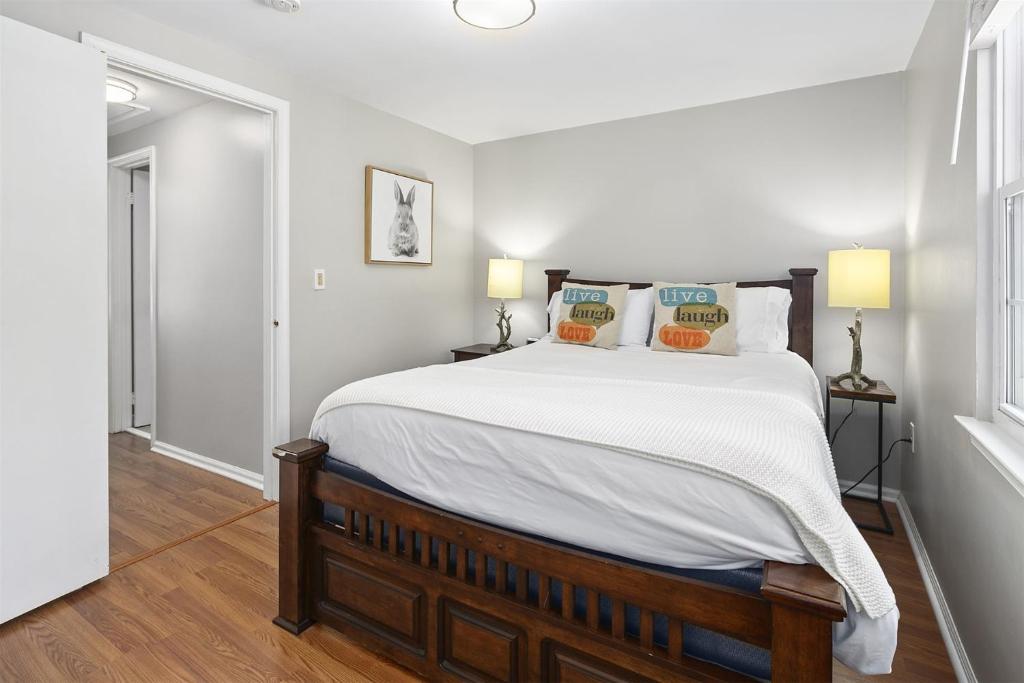 斯特灵Townhome in No VA, 40 Mins to DC, Pets OK, Fast WiFi的卧室配有一张带白色床单和枕头的大床。