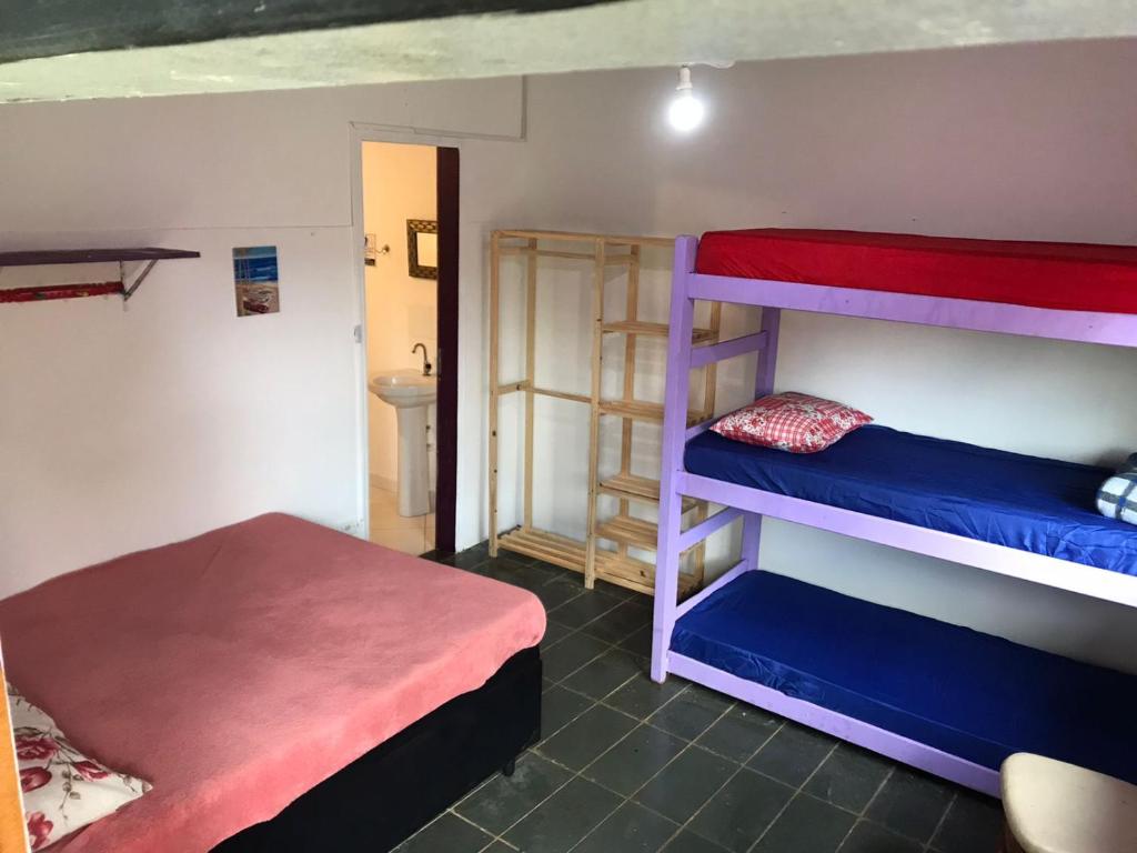 博西坎加Farah Suítes e Passeio de barco的客房设有两张双层床和一张床。