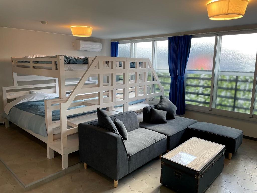 雾岛市InnCocoSumu？ - Vacation STAY 04627v的客厅配有双层床和沙发。